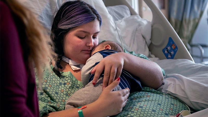 Une maman atteinte de COVID retrouve son bébé 2 mois après la naissance