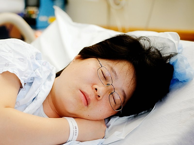 Приснилась больная мама. Сон больная мама в больнице. Азиатский ребенок под одеялом.