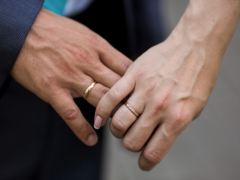 Две мужских руки. Обручальные кольца на руках. Обручального на мужской руке. Мужские обручальные кольца на руке. Мужская рука с обручалкой.