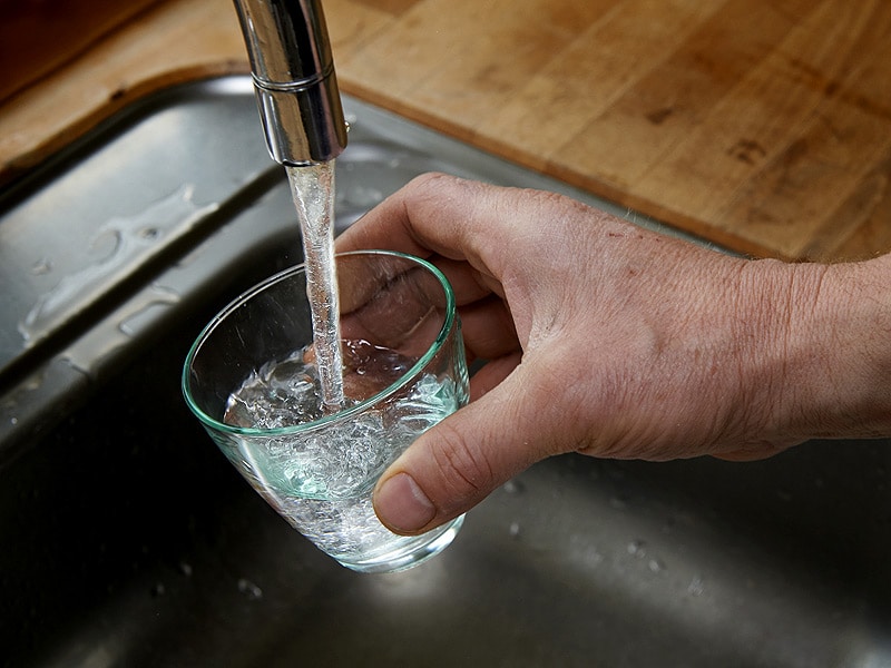 Разлить чистую воду на стол