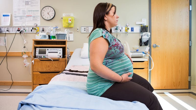 Wanita hamil yang menghabiskan masa yang lama di hospital mungkin berisiko tinggi terkena radang paru-paru.