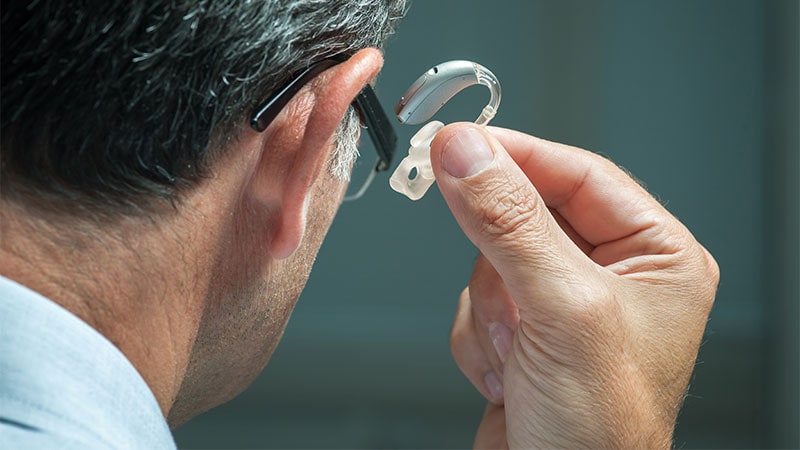 Les aides auditives aident les personnes âgées à risque de déclin cognitif