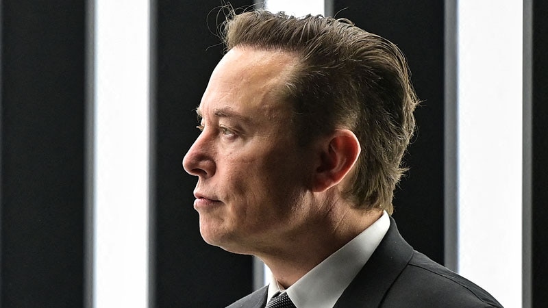 Elon Musk teste à nouveau positif pour COVID-19