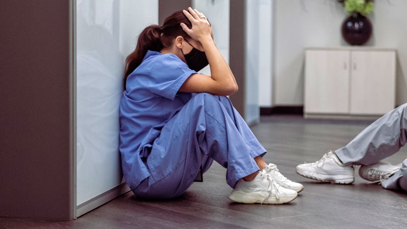 Les infirmières et le personnel médical expriment leur chagrin à propos du suicide d’une infirmière