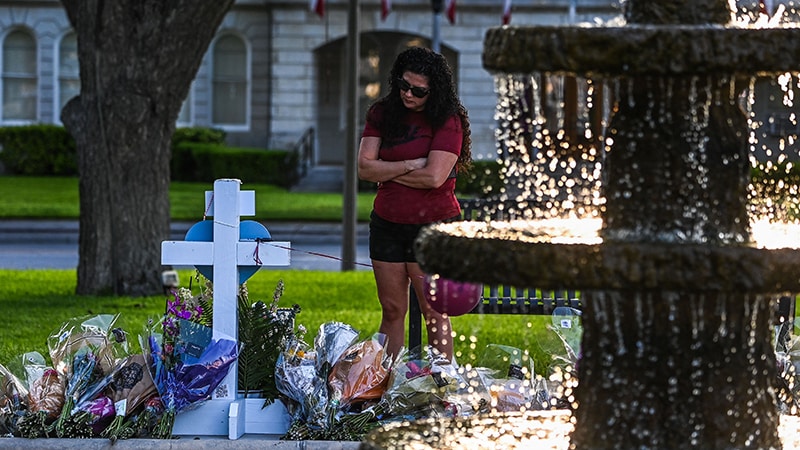 Après la fusillade dans une école au Texas, les parents cherchent de nouvelles réponses