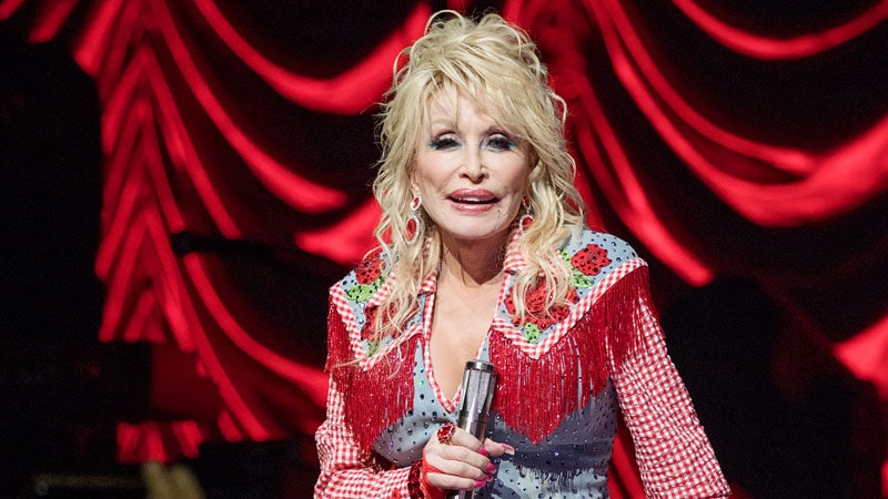 Dolly Parton fait un don supplémentaire d’un million de dollars à la recherche sur les maladies infectieuses