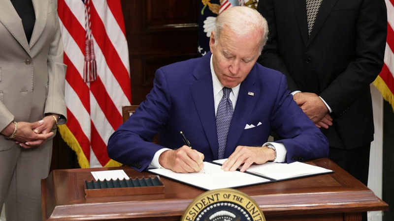 Biden prend des mesures pour protéger l’accès aux soins de santé reproductive