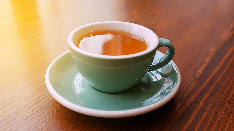 Boire du thé lié aux avantages pour la santé, réduit le risque de mourir