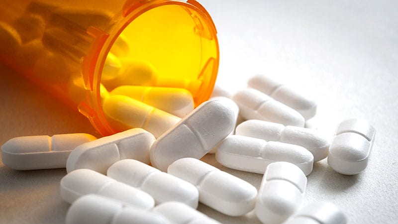 Les opioïdes augmentent le risque de décès toutes causes confondues dans la polyarthrite rhumatoïde par rapport aux AINS