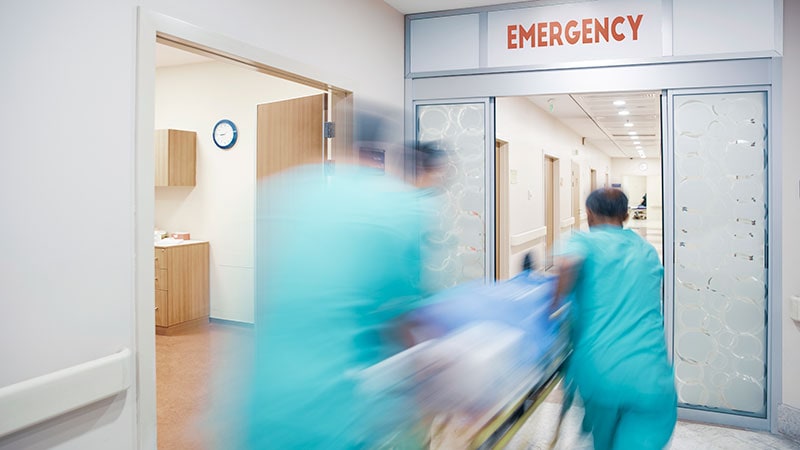 TA incontrôlée liée à un tiers des visites aux urgences pour MCV