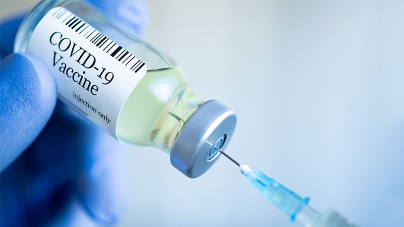 La vérité derrière les vidéos virales reliant le vaccin COVID aux spasmes