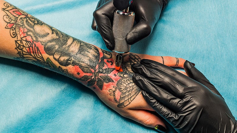 La FDA met en garde contre l’encre de tatouage liée à des infections dangereuses