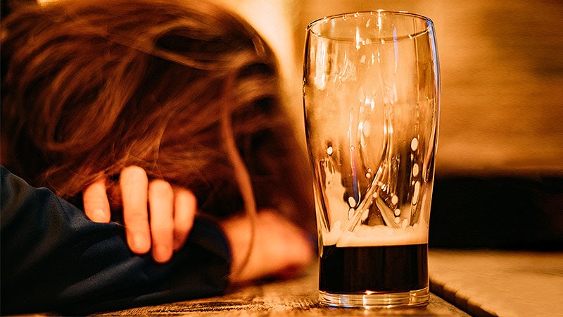 De plus en plus de femmes meurent de causes liées à l’alcool