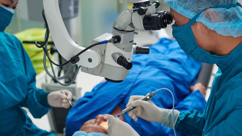 Les patients devraient-ils subir une chirurgie de la cataracte sur les deux yeux à la fois ?